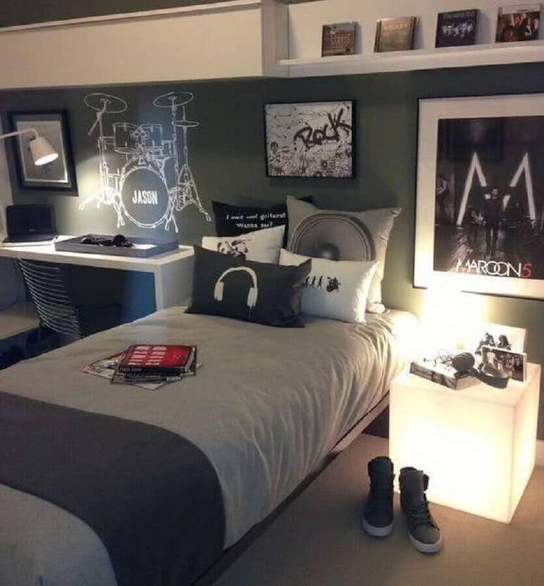 18. Decoração de quarto jovem masculino com tinta lousa na parede e quadros