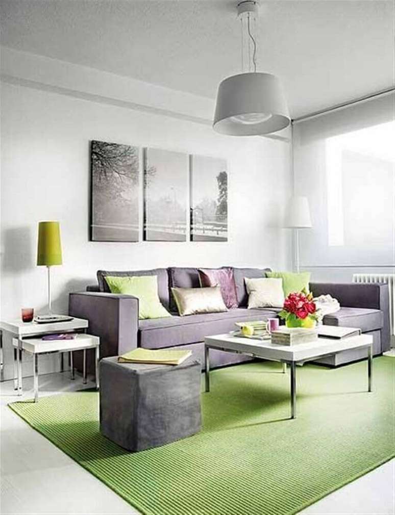 12. Essa sala de estar com decoração cinza e verde ganhou um modelo simples de puff que se harmonizou com a decoração