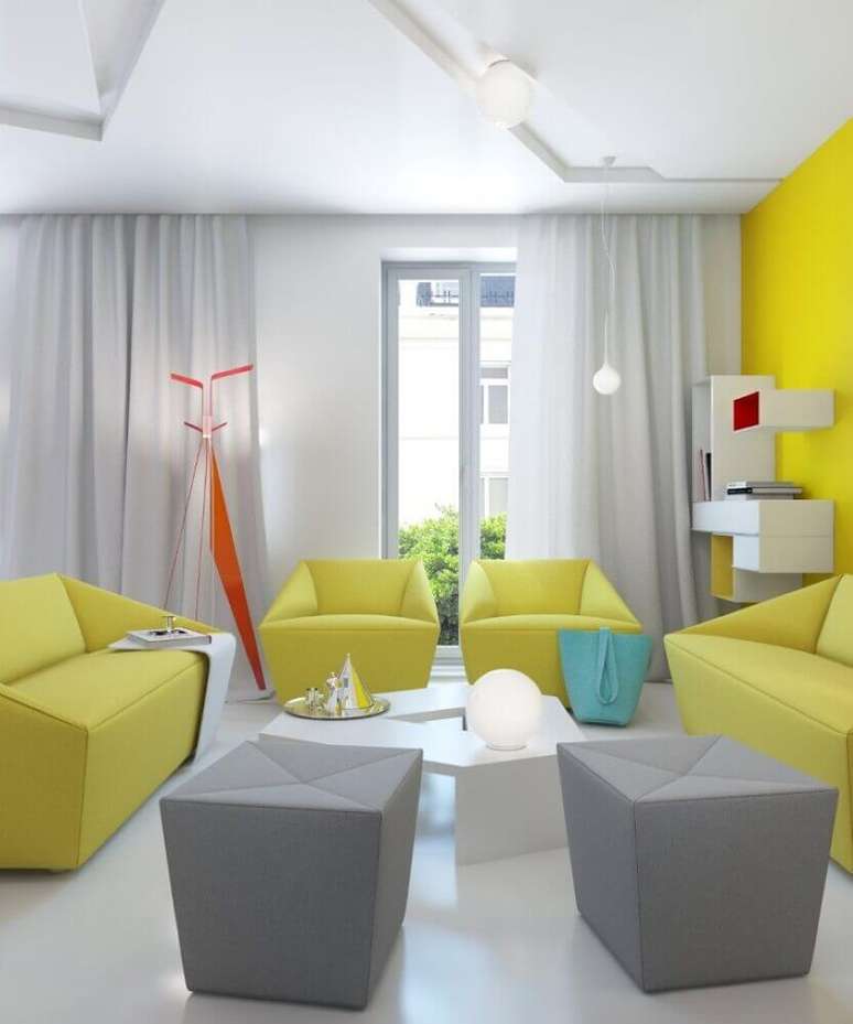 14. Sala com decoração moderna em tons de amarelo e cinza e com puff quadrado