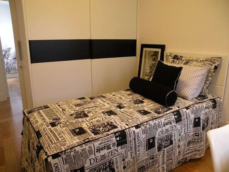 9. Decoração de quarto masculino simples com roupa de cama estampada