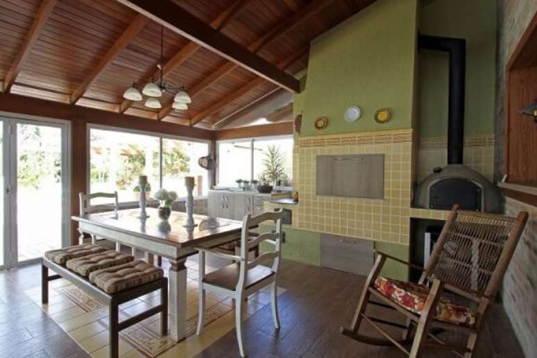 20. Espa&ccedil;o gourmet externo com decora&ccedil;&atilde;o r&uacute;stica. Projeto de Gra&ccedil;a Brenner