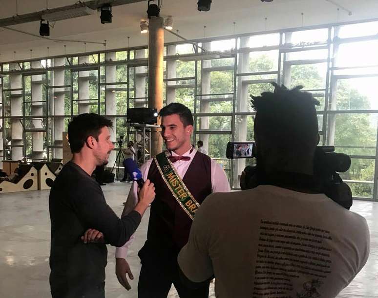 O Mister Brasil concedeu entrevista para o ‘TV Fama’ após assistir a um desfile