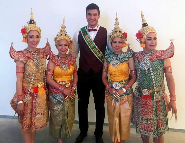 Em evento de promoção da Tailândia na SPFW, o PM posou com bailarinos em trajes típicos