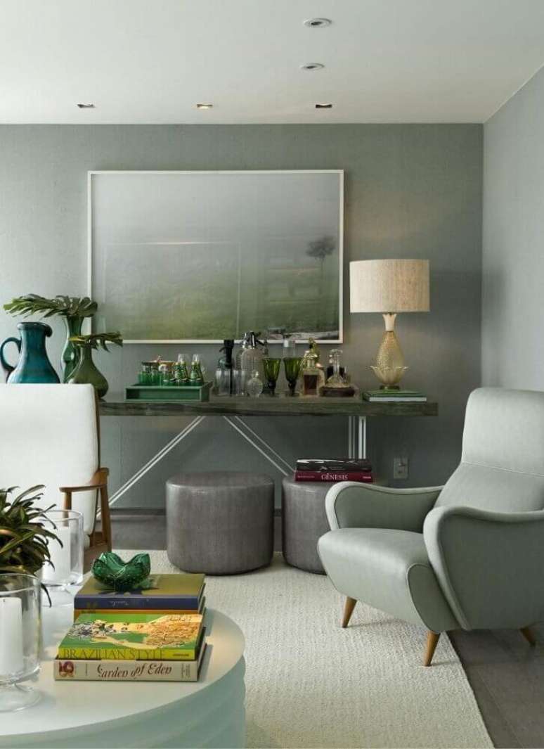 31. Decora&ccedil;&atilde;o cinza com puff para sala de estar