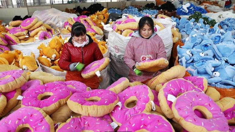 Fotos de janeiro deste ano mostram funcionárias chinesas produzindo brinquedos em uma fábrica na província de Jiangsu