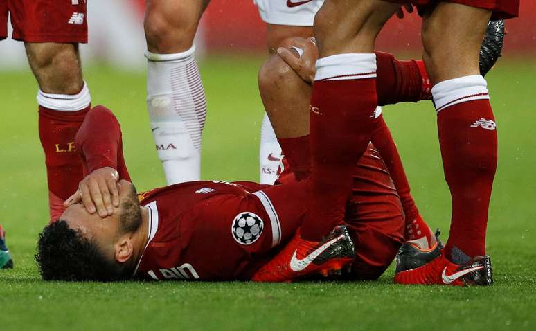Alex Oxlade-Chamberlain se machuca em jogo do Liverpool contra a Roma
 24/4/2018      REUTERS/Phil Noble