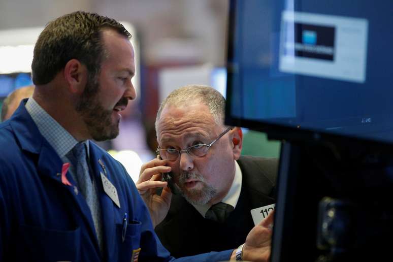 Operadores trabalham na New York Stock Exchange (NYSE) em Nova York, EUA
18/04/2018
REUTERS/Brendan McDermid