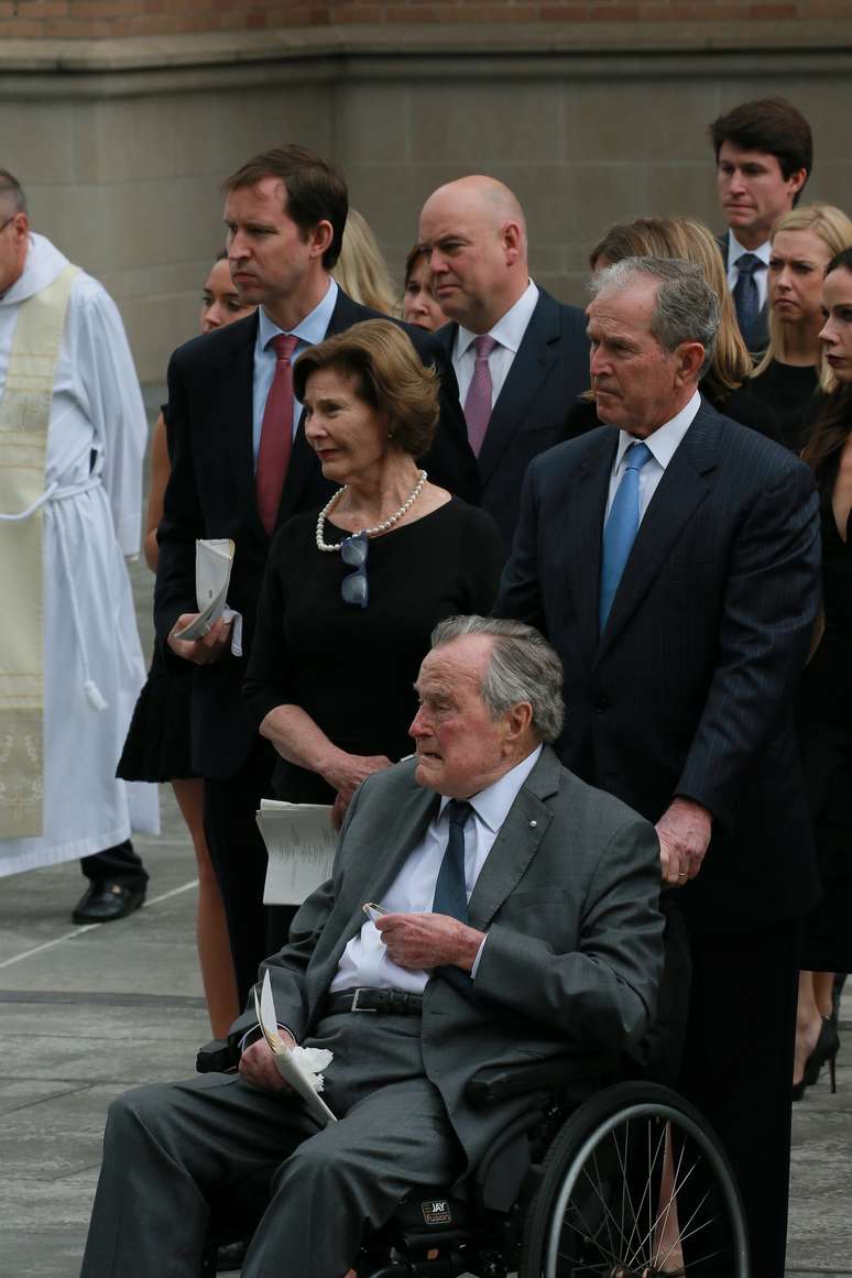 Ex-presidente George H.W. Bush, durante velório de esposa, eacompanhado do filho George W. Bush em Houston, Texas 21/4/2018 REUTERS/Richard Carson