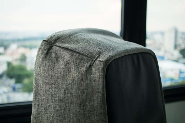 Mochila antifurto XD Design tem formato durável e não fica deformada com facilidade (Foto: Leonardo Pavini/Canaltech)