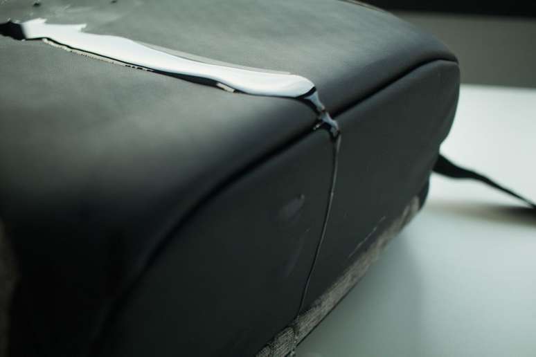 Ela também tem resistência contra água, para proteger seus gadgets em caso de chuva (Foto: Leonardo Pavini/Canaltech)