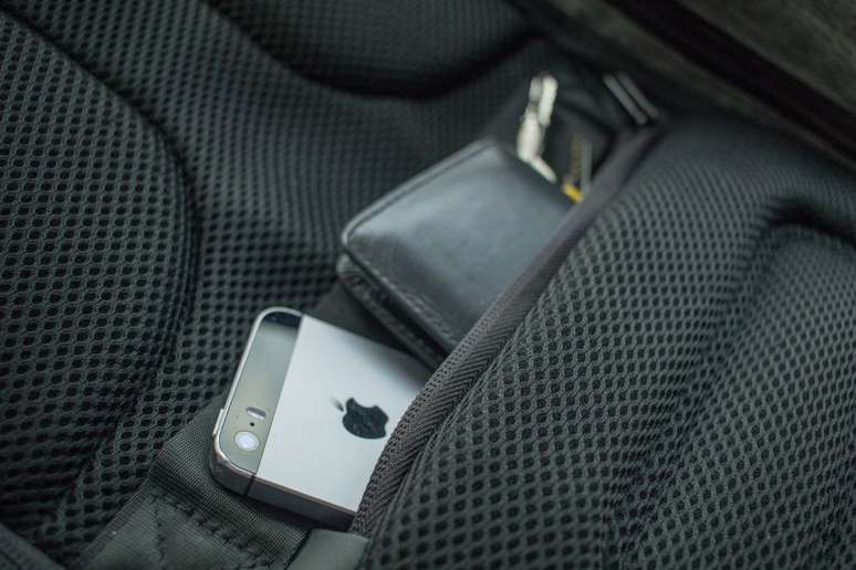 Bolso de acesso rápido da Bobby fica na parte das costas e é protegido com zíper (Foto: Leonardo Pavini/Canaltech)