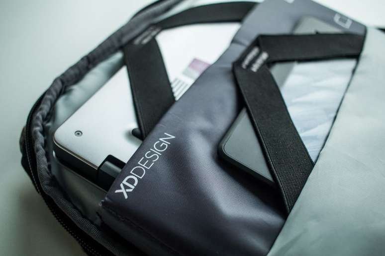 Os principais bolsos da mochila comportam notebooks e tablets, e têm eslásticos para prender os dispositivos (Foto: Leonardo Pavini/Canaltech)