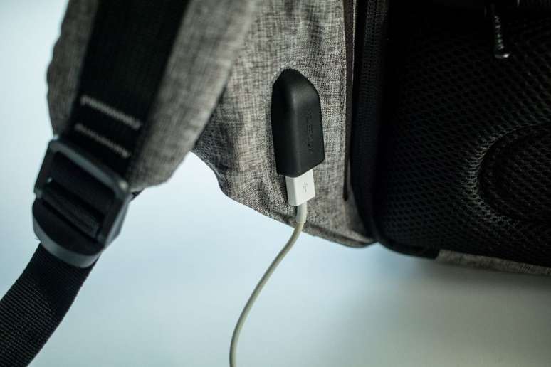 A porta USB da mochila Bobby fica na lateral interna de uma das alças, o que também evita o componente de ser danificado por líquidos (Foto: Leonardo Pavini/Canaltech)