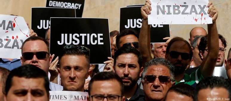 Jornalistas protestam contra assassinato da jornalista Daphne Caruana Galizia em Malta