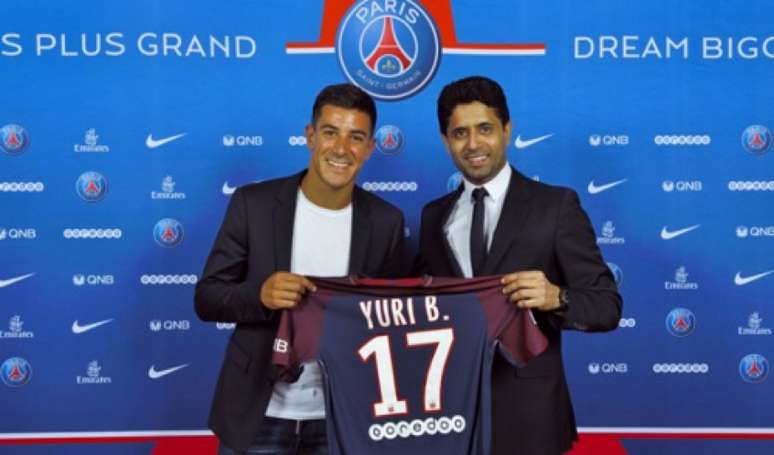 Yuri Berchiche em sua chegada ao PSG (Foto: Divulgação)