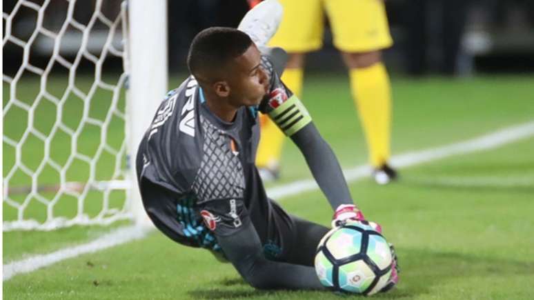 Gabriel Batista foi um dos dos destaques do Flamengo na vitória sobre o Timão (Foto: Reprodução)