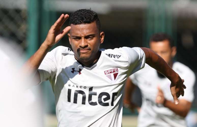 Lateral-esquerdo Reinaldo sofreu contratura na coxa direita há duas semanas (Rubens Chiri/saopaulofc.net)