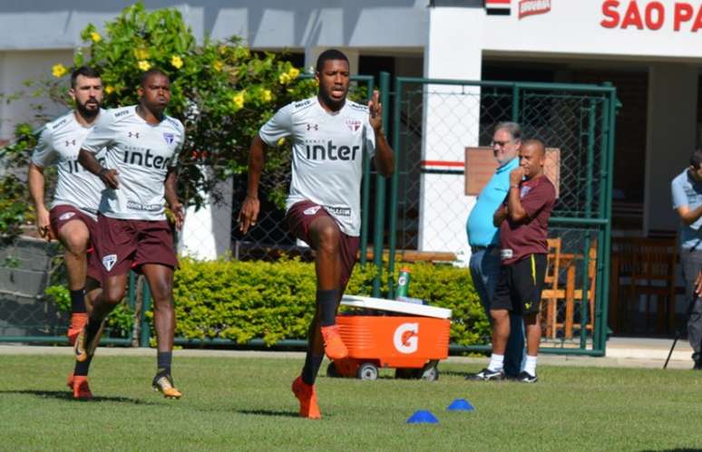 Na imagem acima, Pratto, Maicosuel e Jucilei trabalharam na reapresentação do São Paulo na temporada. Apenas o volante segue no elenco tricolor (Érico Leonan/saopaulofc.net)