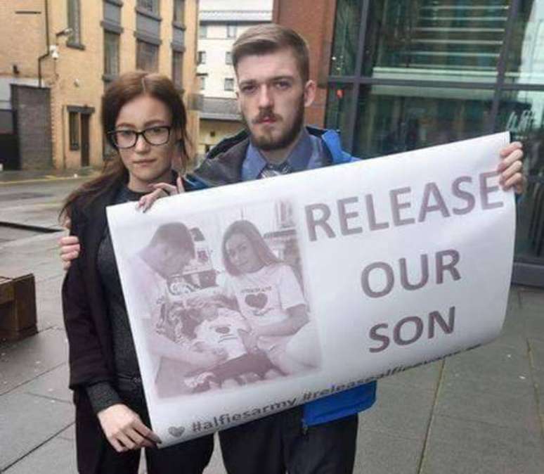 Pais de Alfie Evans pedem "libertação" de seu filho