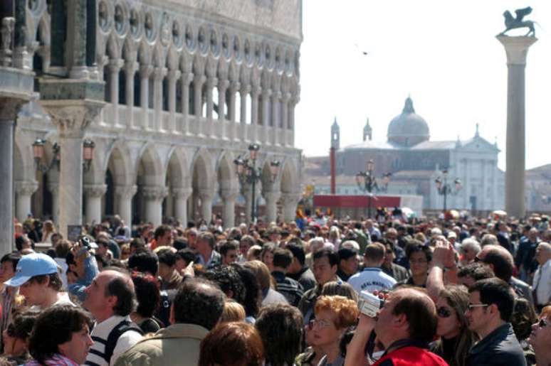 Turistas lotam Praça San Marco, em Veneza, no feriado de Páscoa