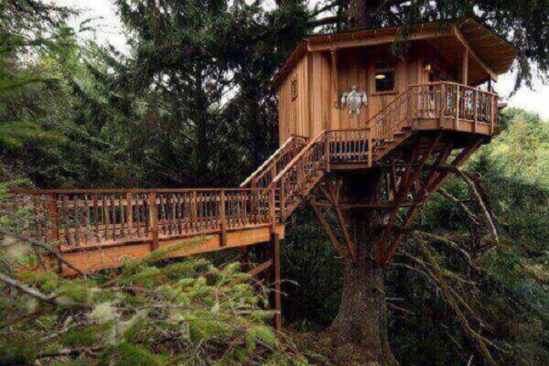28 – Casa na árvore com escada e ponte.