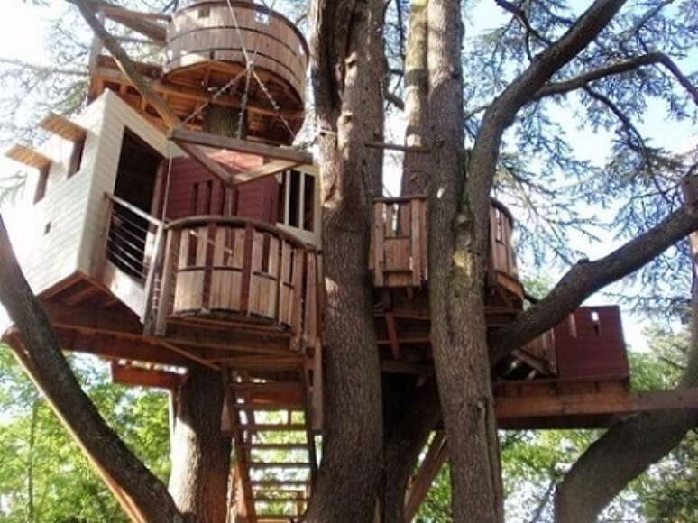 15. Casa da árvore de madeira