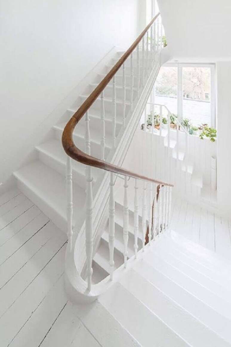 5. Para manter o estilo clean na casa sem abrir m&atilde;o do corrim&atilde;o de madeira, pinte o guarda corpo de branco e mantenha o charme na madeira no corrim&atilde;o