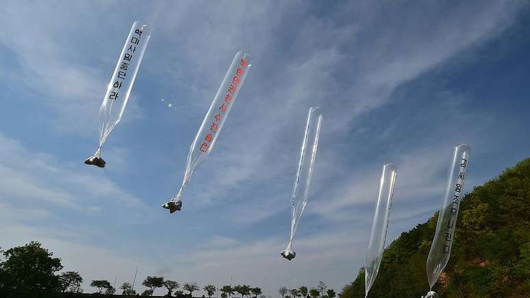 Balões com propaganda anti-Pyongyang disparados por ativistas, que enviam até pen drives com programas de TV sul-coreanos