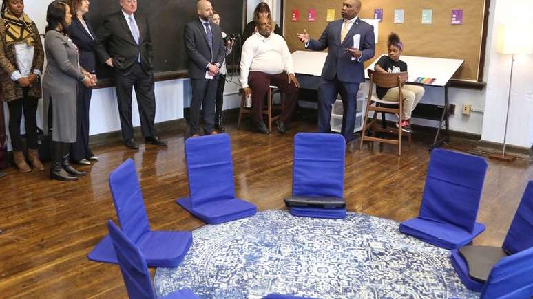 Apresentação da sala calmante à equipe da escola e da cidade da Filadélfia; espaço é 'estratégia para ensinar os alunos a lidarem com suas emoções'