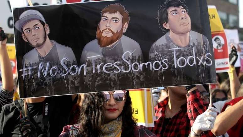 O desaparecimento dos três estudantes de cinema, que após um mês revelou-se foram assassinados cruelmente, gerou manifestações em cidades do México