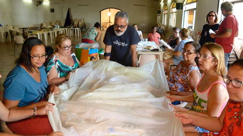 Estilista Ronaldo Fraga usou em sua coleção na SPFW o trabalho de bordadeiras da região de Mariana (MG)