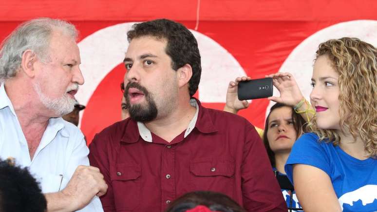 Boulos (conversando com Jo&atilde;o St&eacute;dile, da dire&ccedil;&atilde;o do MST) inicou milit&acirc;ncia pol&iacute;tica aos 15 anos no movimento estudantil