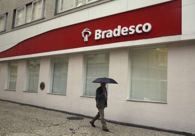 Homem caminha em frente de agência do Bradesco no Rio de Janeiro
14/08/2014 REUTERS/Pilar Olivares