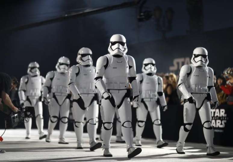 Storm Troopers na pré-estreia de filem da saga "Star Wars" em Los Angeles 09/12/2017 REUTERS/Mario Anzuoni