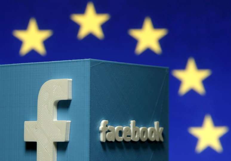 Logo 3D do Facebook em frente ao logo da União Europeia em fotoilustração
15/05/2015
REUTERS/Dado Ruvic - GF10000096003