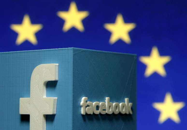 Logo 3D do Facebook em frente ao logo da Uni&atilde;o Europeia em fotoilustra&ccedil;&atilde;o
15/05/2015
REUTERS/Dado Ruvic - GF10000096003