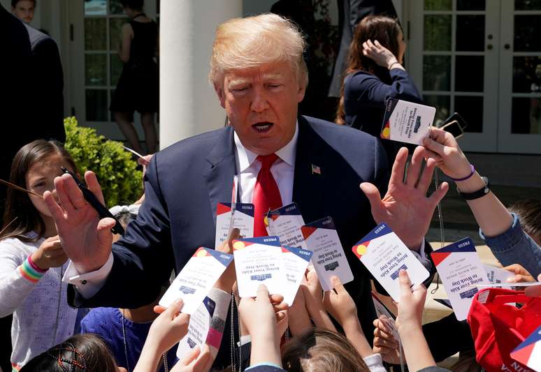 Presidente dos EUA, Donald Trump, assina aut&oacute;grafos para crian&ccedil;as na Casa Branca
26/04/2018 REUTERS/Kevin Lamarque