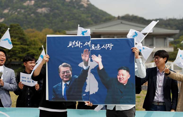 Estudantes seguram cartaz com líderes das Coreias em Seul
 26/4/2018    REUTERS/Jorge Silva 