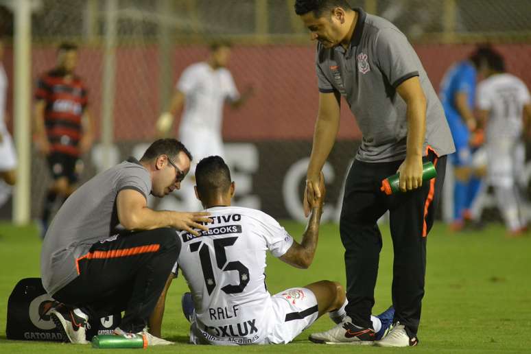 Ralf é atendido ainda em campo na partida contra o Vitória. O volante precisou ser substituído.