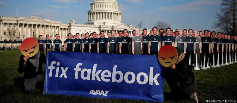 Protesto diante do Capitólio, em Washington, antes de depoimento de Mark Zuckerberg