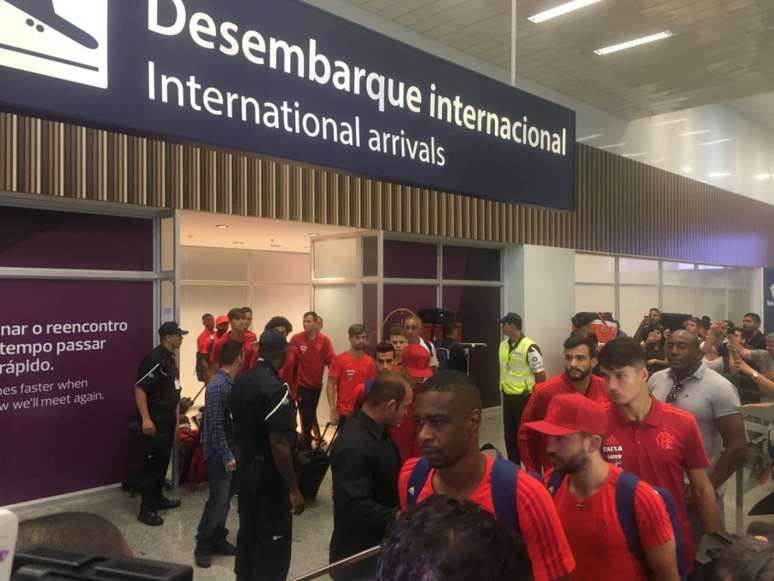 Jogadores deixaram o aeroporto juntos e não quiseram falar com a imprensa (Guilherme Abrahão/Flamengo)