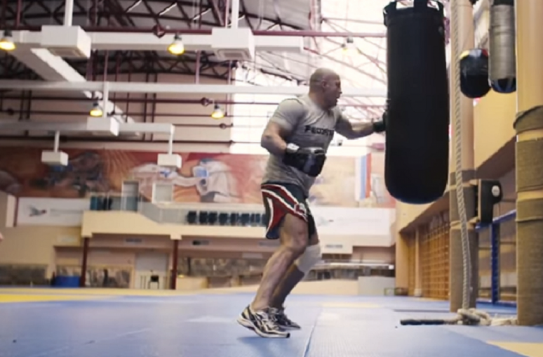 A lenda Fedor Emelianenko vem em intensa preparação para o duelo diante do americano Mir (Foto: Reprodução)