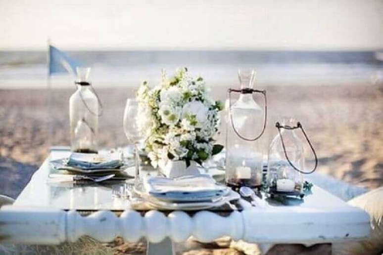 20. As flores brancas são sempre muito utilizadas para criar um ambiente delicado durante o noivado na praia