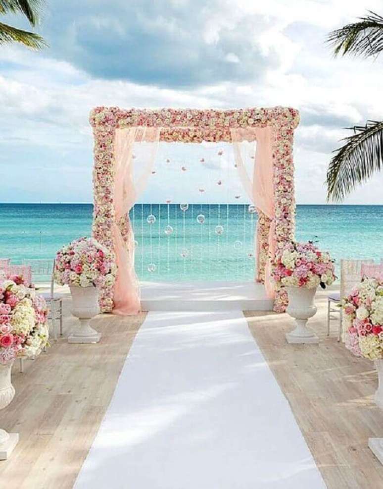 25. Os tons bem claros e delicados ficam super harmoniosos na decora&ccedil;&atilde;o de casamento na praia simples