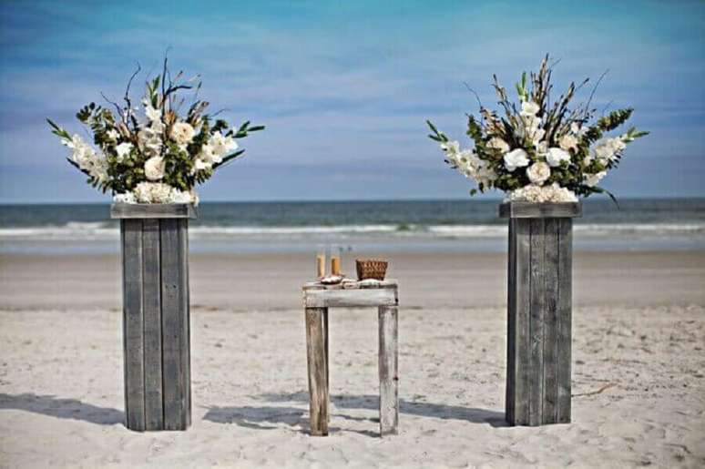 21. Inspira&ccedil;&atilde;o simples e r&uacute;stica para decora&ccedil;&atilde;o de casamento na praia