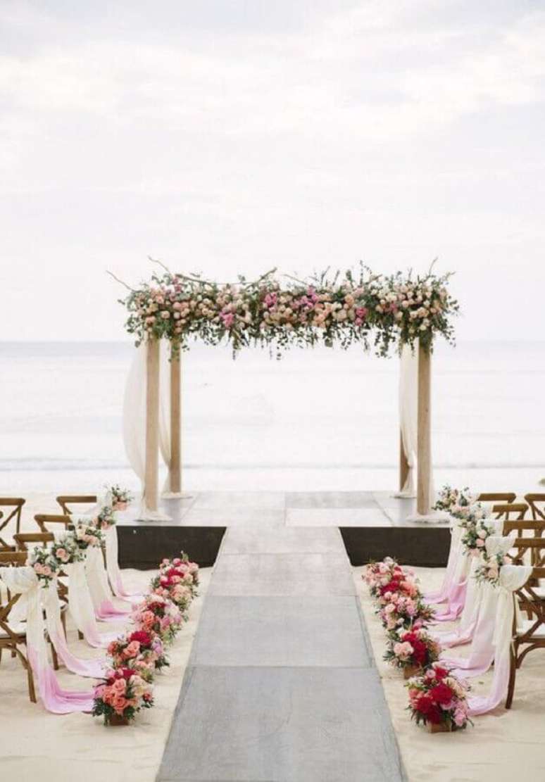 7. Noivado na praia com decoração romântica com vasos de flores