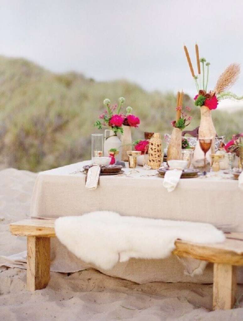 33. N&atilde;o &eacute; preciso usar sempre tons muitos claros na decora&ccedil;&atilde;o de noivado na praia