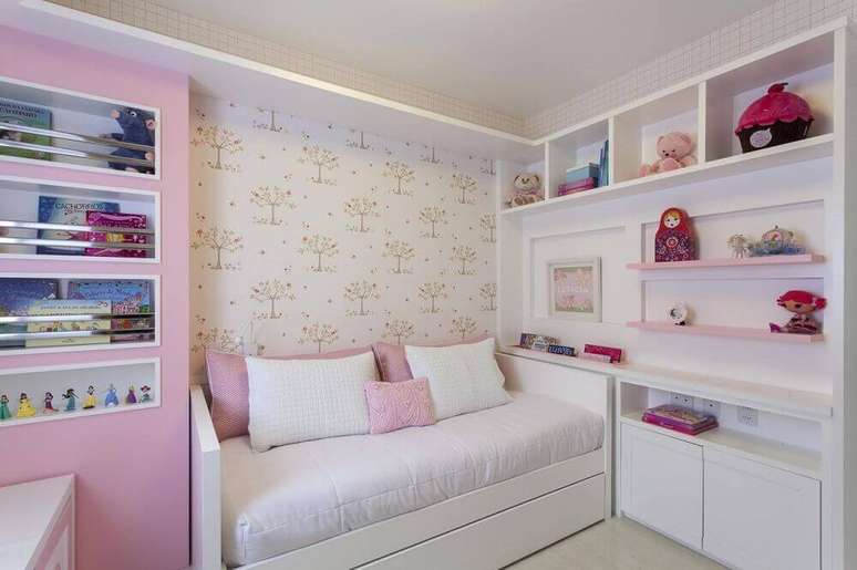 54. Decoração para quarto de menina com papel de parede super delicado com estampa de árvores