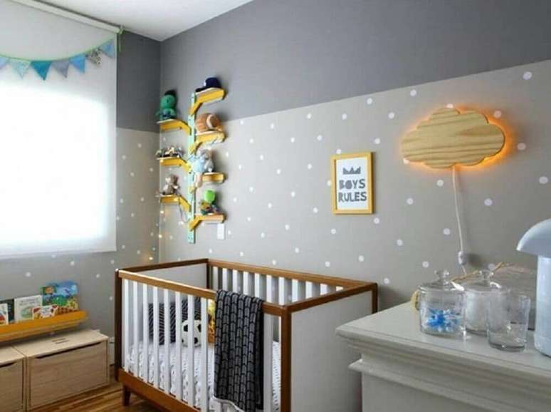7. Papel de parede para quarto infantil com estampa de poá e decoração neutra em tons de cinza