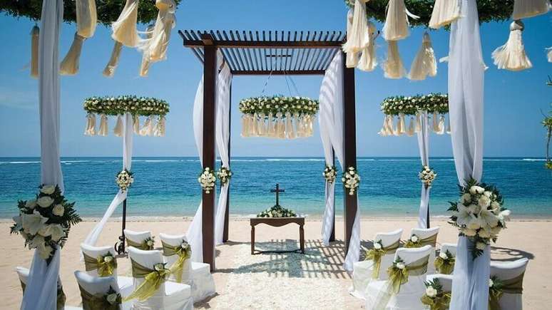 34. Decoração de casamento na praia com flores brancas